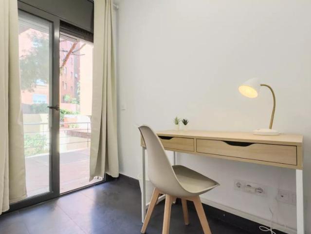 Room in a shared 7 bedroom apartment for rent in les Tres Torres, perfect for professionals or students