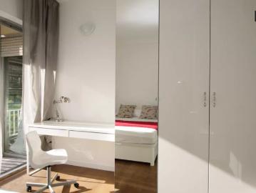 Room in a shared 7 bedroom apartment for rent in Pedralbes