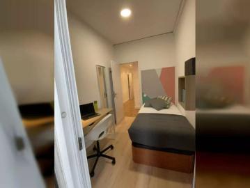 Room in a shared 7 bedroom apartment for rent in Pedralbes