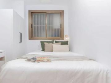 Room in a shared 7 bedroom apartment for rent in Vila de Gràcia, professionals and students only