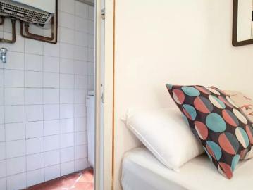 Room in a shared 7 bedroom apartment for rent in Vila de Gràcia, professionals only, no couples