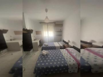 Room in a shared 8 bedroom apartment for rent in Cruz del Humilladero, couples allowed