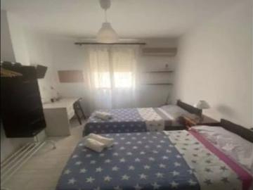 Room in a shared 8 bedroom apartment for rent in Cruz del Humilladero, perfect for couples