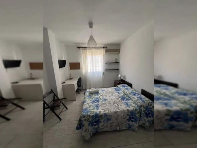 Room in a shared 8 bedroom apartment for rent in Cruz del Humilladero, perfect for couples