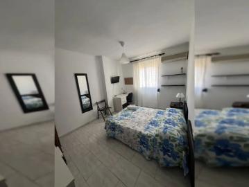 Room in a shared 8 bedroom apartment for rent in Cruz del Humilladero, perfect for couples