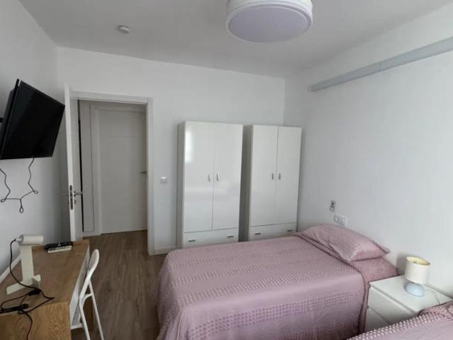 Room in a shared 8 bedroom apartment for rent in Cruz del Humilladero, perfect for couples