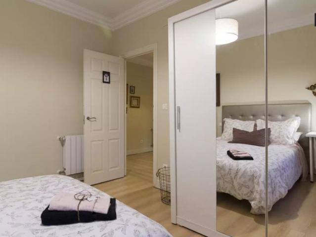 Room in a shared 8 bedroom apartment for rent in Abando, all bills included, perfect for professionals and students
