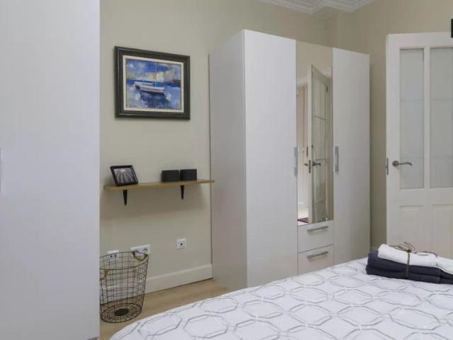 Room in a shared 8 bedroom apartment for rent in Abando, all bills included, perfect for professionals and students