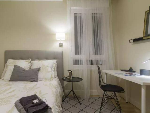 Room in a shared 8 bedroom apartment for rent in Abando, all bills included, perfect for professionals and students