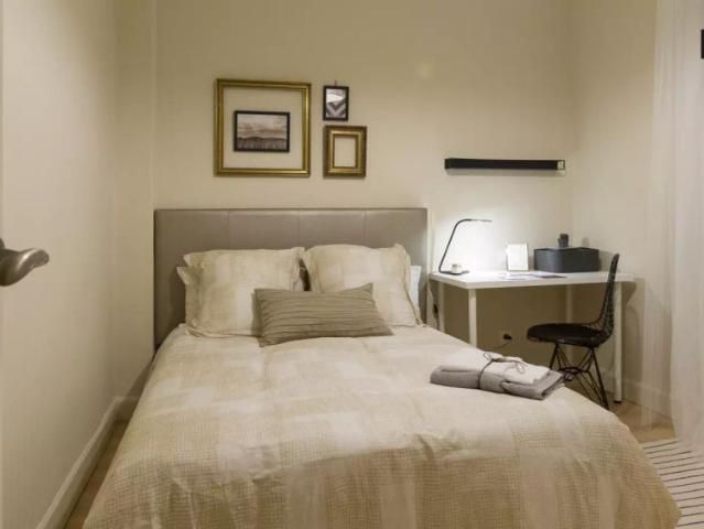 Room in a shared 8 bedroom apartment for rent in Abando, all bills included, perfect for professionals and students