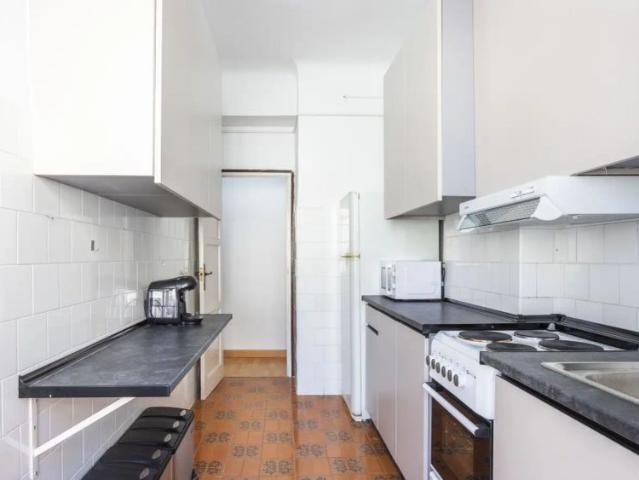 Room in a shared 8 bedroom apartment for rent in Alicante, professionals and students only