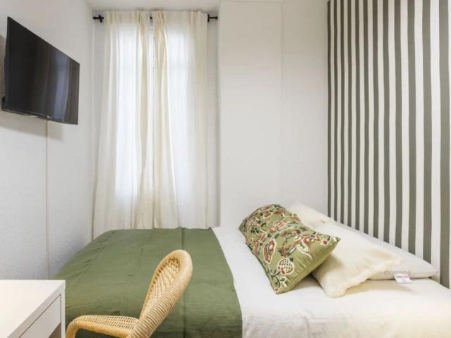 Room in a shared 8 bedroom apartment for rent in Alicante, professionals and students only