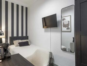 Room in a shared 8 bedroom apartment for rent in Alicante, professionals and students only