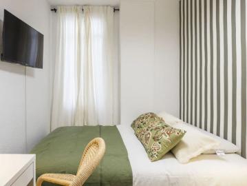 Room in a shared 8 bedroom apartment for rent in Alicante, professionals and students only