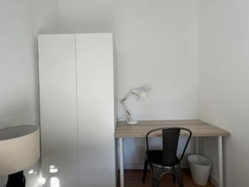 Room in a shared 8 bedroom apartment for rent in Aravaca, bills included