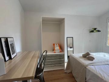 Room in a shared 8 bedroom apartment for rent in Aravaca, bills included