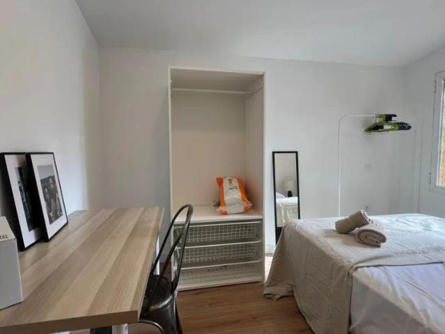 Room in a shared 8 bedroom apartment for rent in Aravaca, bills included