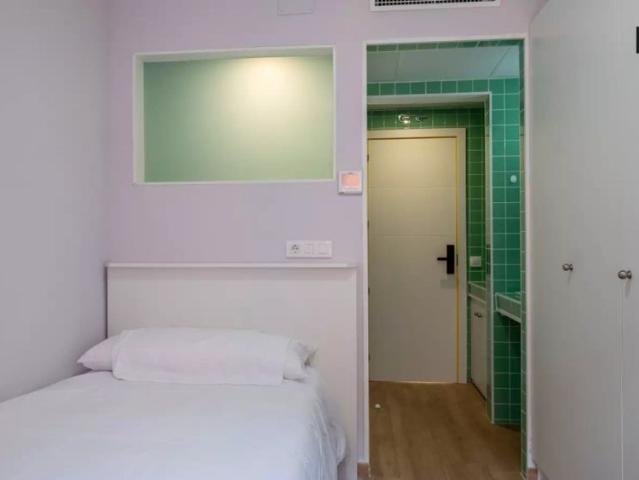 Room in a shared 8 bedroom apartment for rent in Getafe, only students