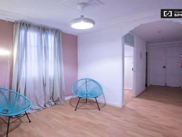 Room in a shared 8 bedroom apartment for rent in La Xerea. Professionals only