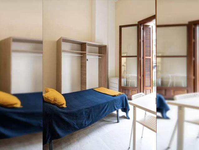 Room in a shared 8 bedroom apartment for rent in Murcia, only females, couples allowed