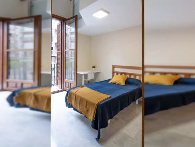 Room in a shared 8 bedroom apartment for rent in Murcia, only females, couples allowed