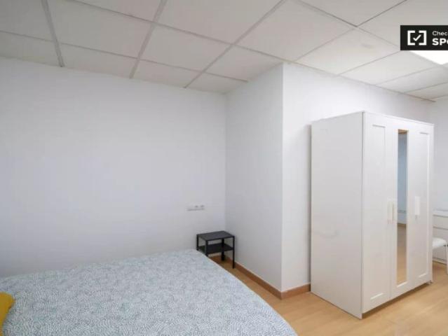 Room in a shared 8 bedroom apartment for rent in Sant Francesc