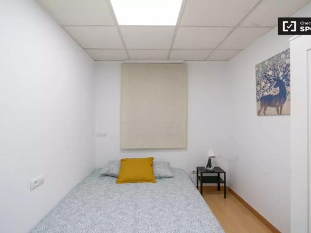 Room in a shared 8 bedroom apartment for rent in Sant Francesc
