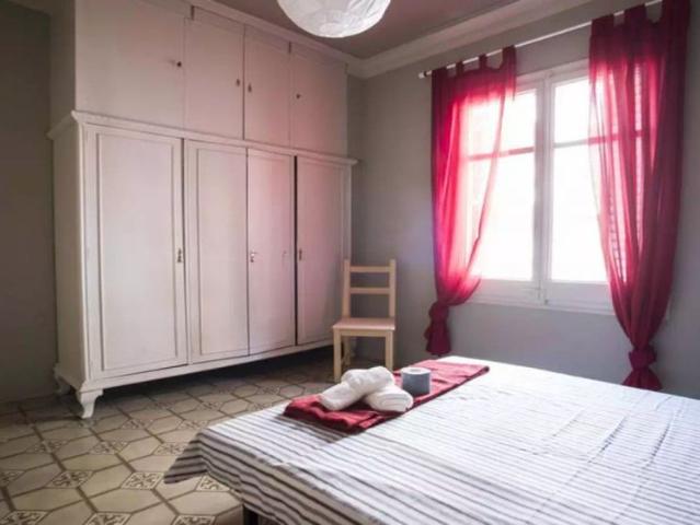 Room in a shared 8 bedroom apartment for rent in Sant Gervasi Galvany, only females, professionals or students
