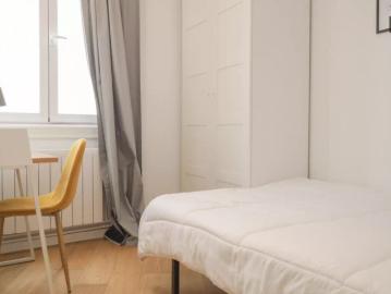 Room in a shared 8 bedroom apartment for rent in Palacio, professionals and students