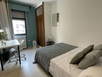 Room in a shared 8 bedroom apartment for rent in Prado Parque de Maria Luisa