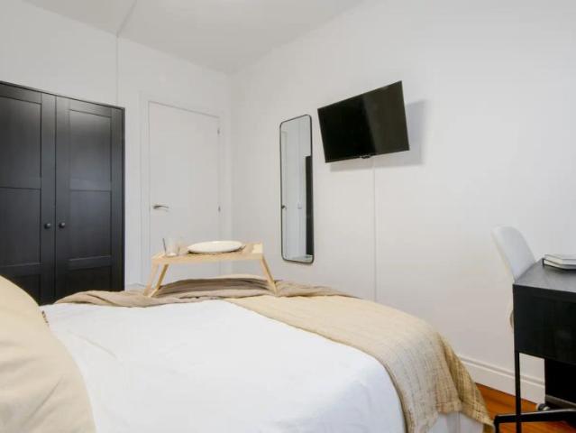 Room in a shared 8 bedroom apartment for rent in Valdefuentes