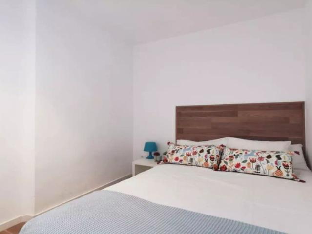 Room in a shared 9 bedroom apartment for rent in Embajadores