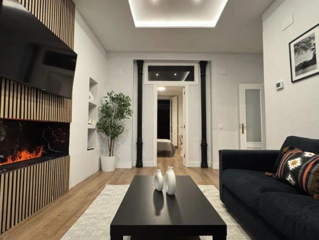 Room in a shared 9 bedroom apartment for rent in Embajadores