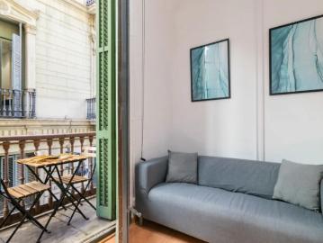 Room in a shared 9 bedroom apartment for rent in el Gotic, Barcelona, perfect for professionals and students