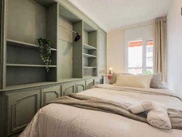 Room in a shared 9 bedroom apartment for rent in el Putget i Farró, suitable for professionals and students