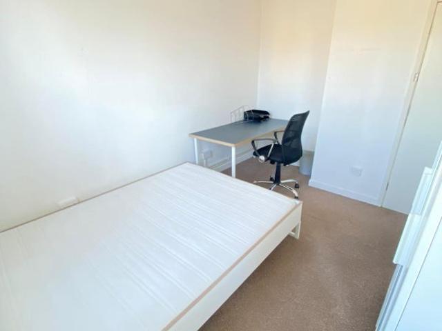 Room in Arsenal Call Me