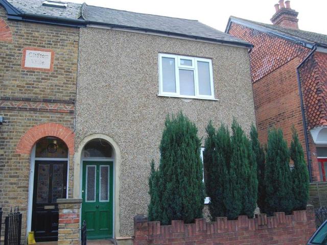 ROOM IN CHERTSEY 2 bed house share to rent £680 pcm £157 pw