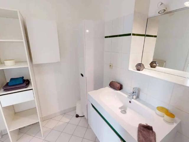 Room in Rue de la Poulaillerie, Lyon for 93 m² with 4 bedrooms