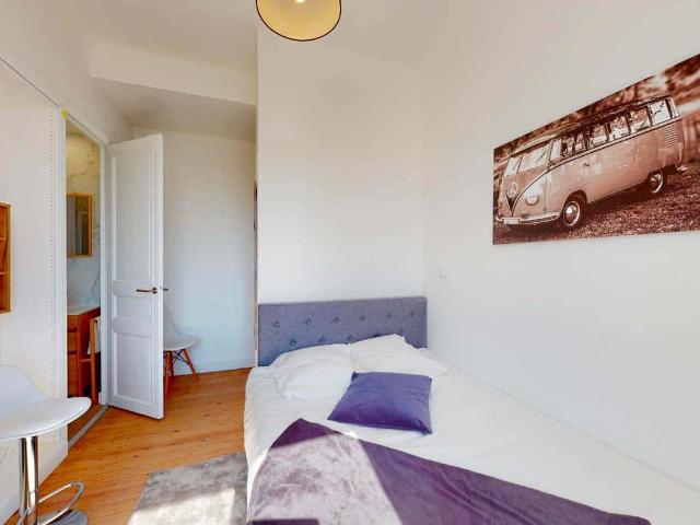 Room in Rue de l'Épine, Nantes for 426 m² with 16 bedrooms