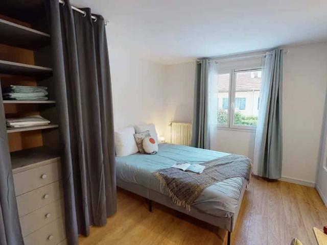 Room in Rue Gustave Caillebotte, Asnières sur Seine for 110 m² w