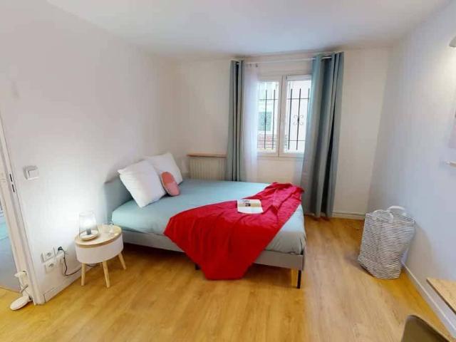 Room in Rue Gustave Caillebotte, Asnières sur Seine for 110 m² w