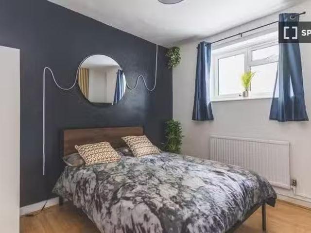 Room in shared 4 bedroom apt for rent in London