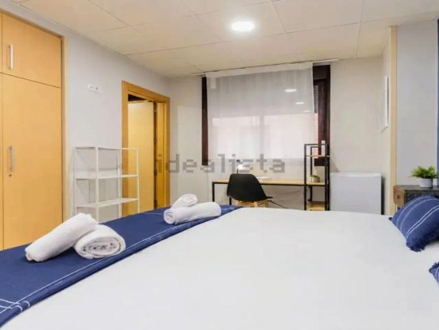 Room in shared 5 bedroom apartment for rent in Zaragoza