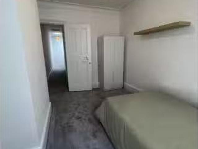 Room in shared 5 bedroom flat for rent in London