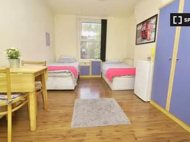 Room in shared 9 bedroom in Mapesbury, London