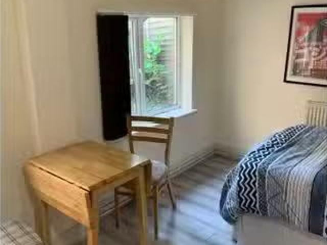 Room in shared 9 bedroom in Mapesbury, London