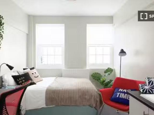 Room in shared 2 bedroom flat in Saint James' s, London