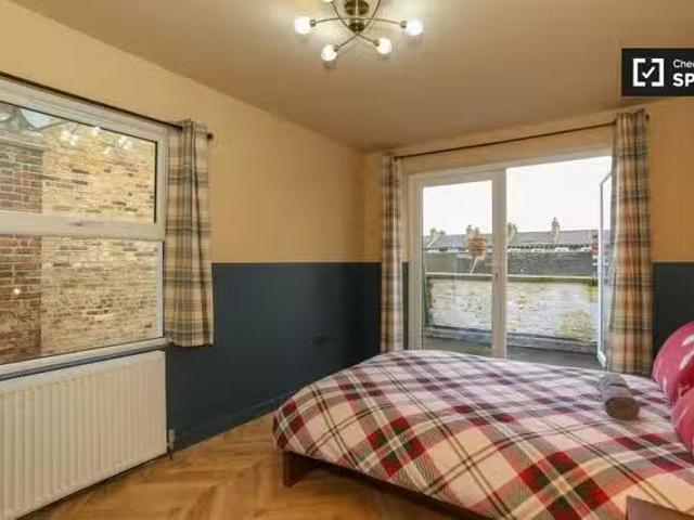 Room in shared 3 bedroom apartment in Queenstown, London