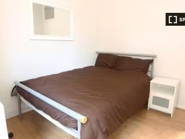 Room in shared apartment for rent in Bow East, London