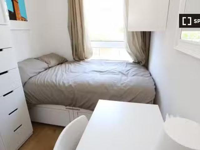 Room in shared apartment for rent in Bow East, London